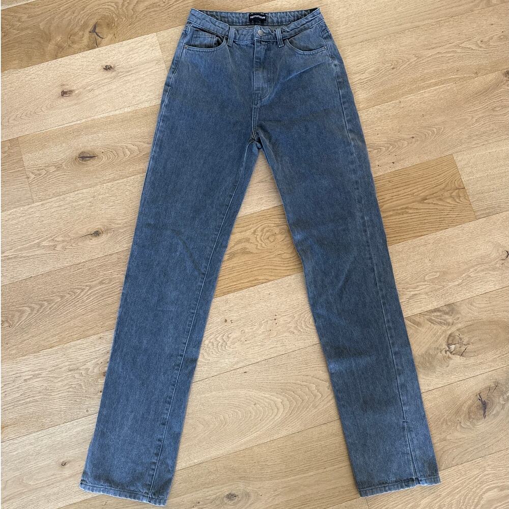 PrettyLittleThing - Split Ankle Straight Leg Jeans in Gray